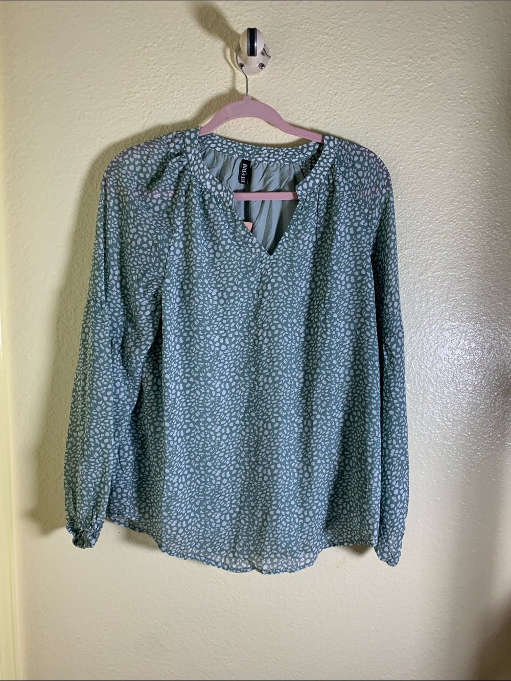 NWOT BTFBM Light Sage Printed V-Neck Long Sleeve Blouse, Size M